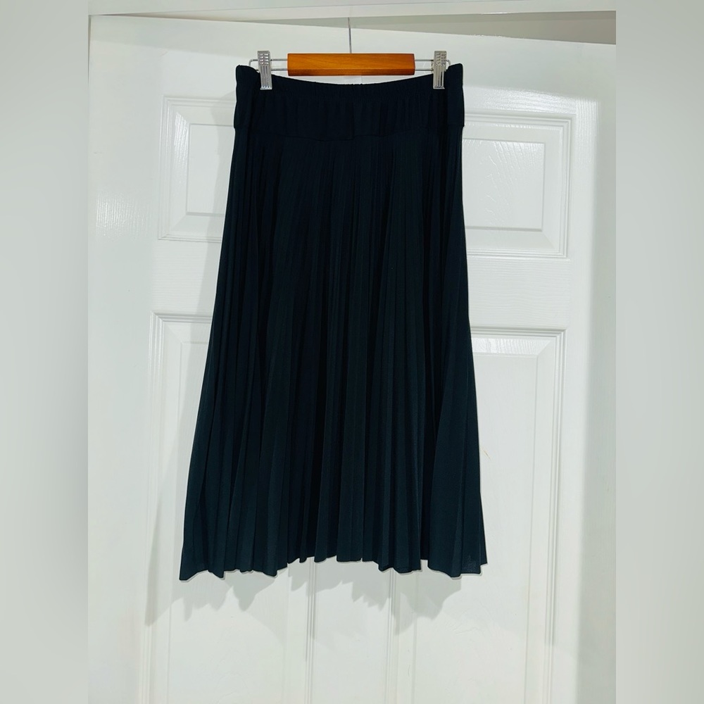 New black skirt
